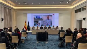 Reunión sobre alojamientos para estudiantes con representantes de universidades y gobierno.