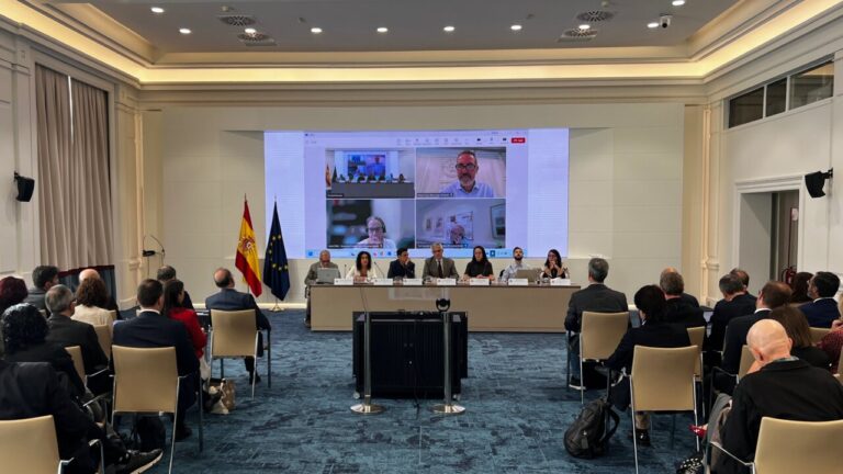 Reunión sobre alojamientos para estudiantes con representantes de universidades y gobierno.