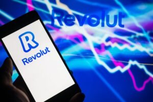 Logo de Revolut en un teléfono móvil con fondo colorido