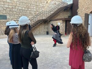 Participantes en la ruta de Edgar Allan Poe en el Fuerte de Victoria