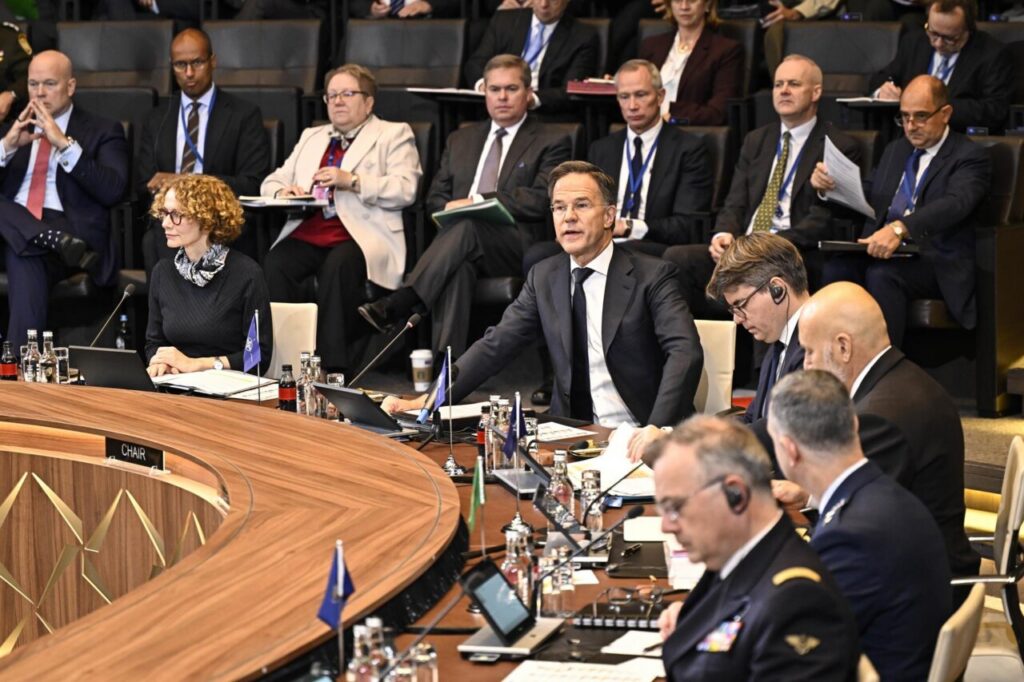 Mark Rutte hablando en una reunión de la OTAN sobre defensa y gasto militar