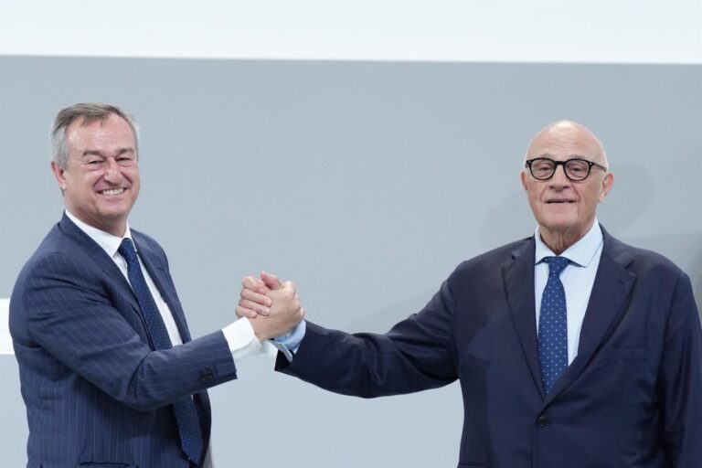 Dos hombres estrechando manos en un evento de Banco Sabadell.