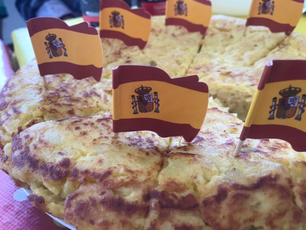 Tortilla de patata aragonesa decorada con banderitas de España
