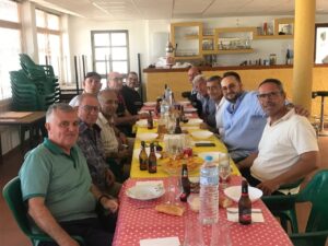 Grupo de personas disfrutando de una comida en la peña gastronómica