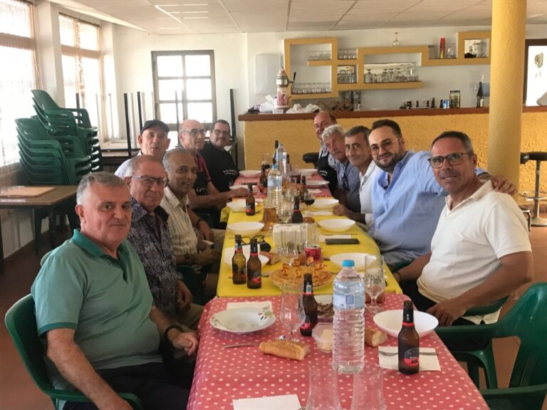 Grupo de personas disfrutando de una comida en la peña gastronómica