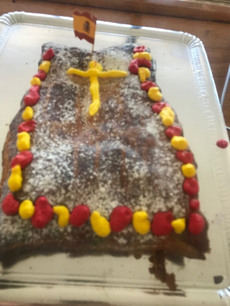 Pastel decorado con la bandera de España y figuras de colores