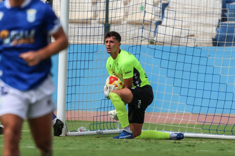Samu Franganillo, portero de la U.D. Melilla, en acción durante un partido.
