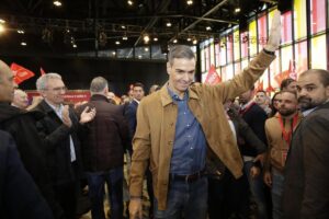 Pedro Sánchez saludando en un evento político con asistentes a su alrededor