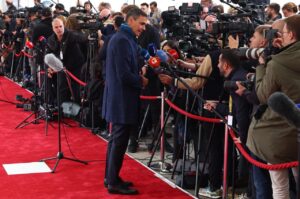 Pedro Sánchez hablando con periodistas sobre la flotilla Global Sumud.