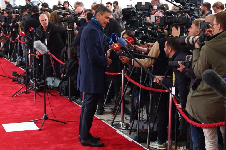 Pedro Sánchez hablando con periodistas sobre la flotilla Global Sumud.