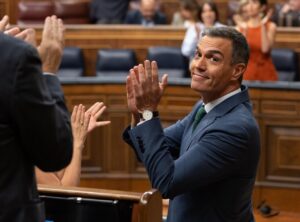 Pedro Sánchez aplaudiendo en el Parlamento durante un discurso importante.