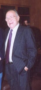 Santiago Carrillo en un evento con traje a rayas.