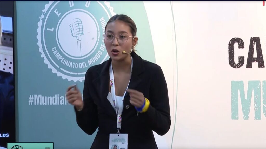 Sarah Macias hablando en el Campeonato Mundial de Oratoria en Melilla