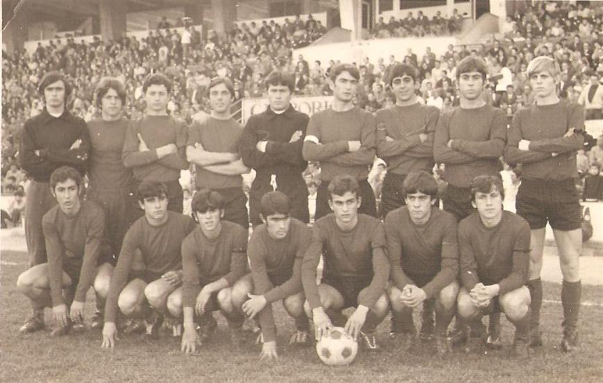 Equipo de fútbol juvenil posando en el Sánchez Pizjuán