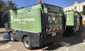 Camiones de limpieza viaria en Melilla con el lema Melilla Limpia.