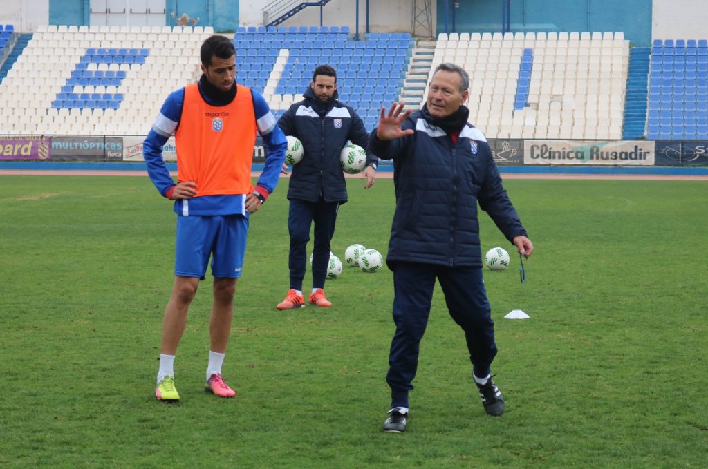 Entrenamiento de fútbol en Melilla con jugadores y entrenador en el campo.