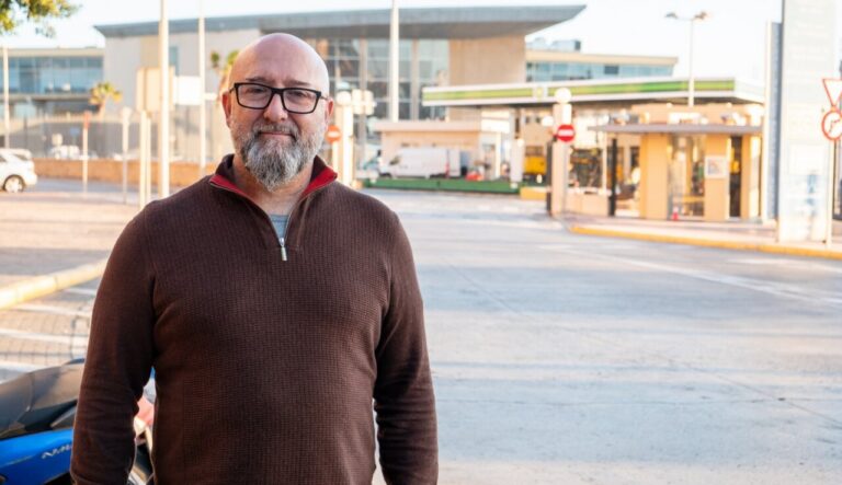 Indalecio González de Somos Melilla en un entorno urbano