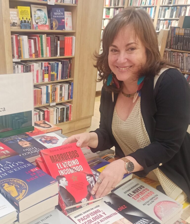 Sonia Moreno presentando su libro Marruecos, el vecino incómodo en una librería