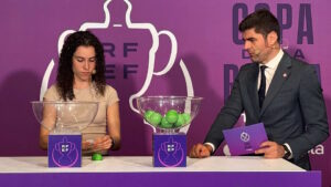 Sorteo de la Copa de la Reina de Fútbol Sala con dos presentadores.