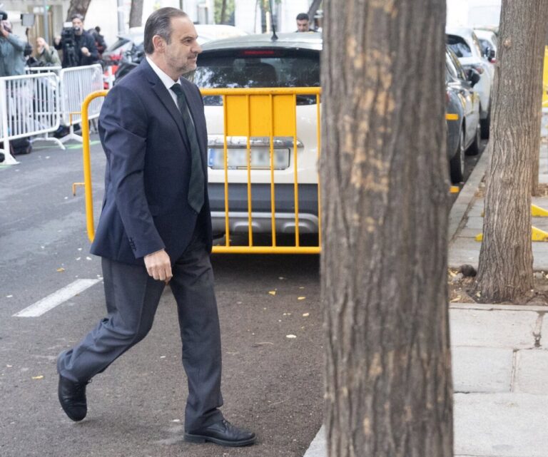 José Luis Ábalos caminando por la calle durante un evento judicial