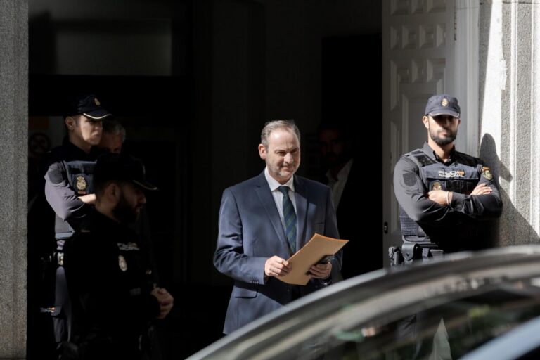 El magistrado Leopoldo Puente con documentos en mano frente a la sede del Tribunal Supremo.