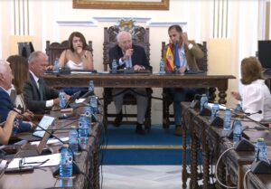 Momento de tensión en la Asamblea con Imbroda y Almansouri discutiendo