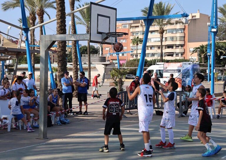 Niños jugando baloncesto en un torneo en Melilla