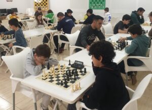 Niños compitiendo en un torneo de ajedrez en Melilla