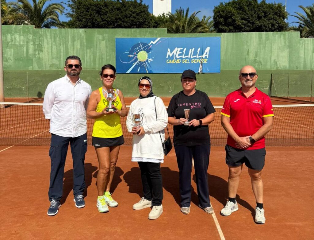 Entrega de trofeos en el torneo de tenis femenino +45 en Melilla