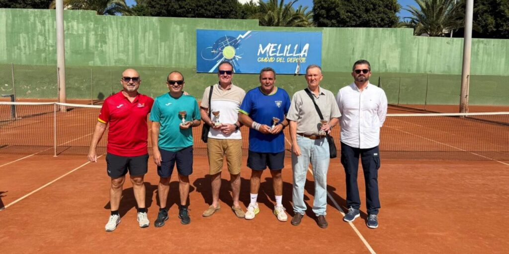 Jugadores de tenis posando con trofeos en el torneo de Melilla