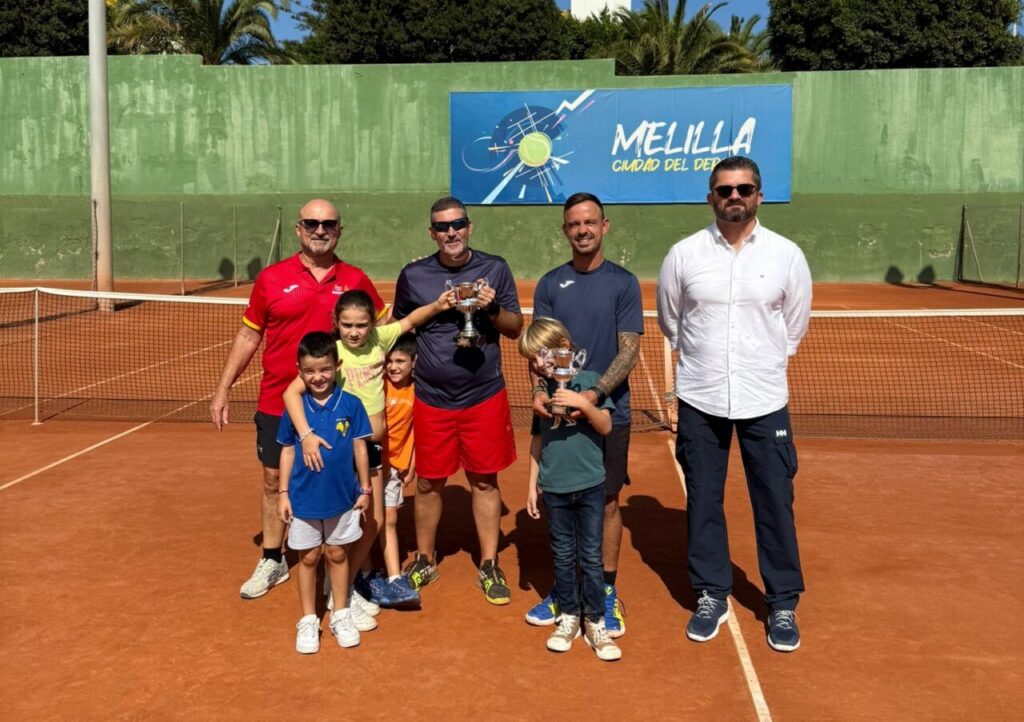 Jugadores y niños posando tras el torneo de tenis en Melilla
