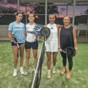 Cuatro jugadoras de pádel posando en la cancha durante el torneo solidario.