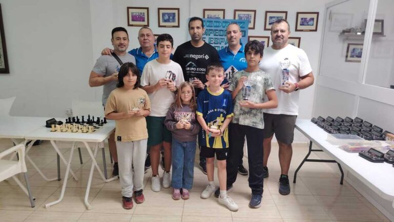 Grupo de ganadores del Torneo Virgen del Pilar 2025 con trofeos en mano