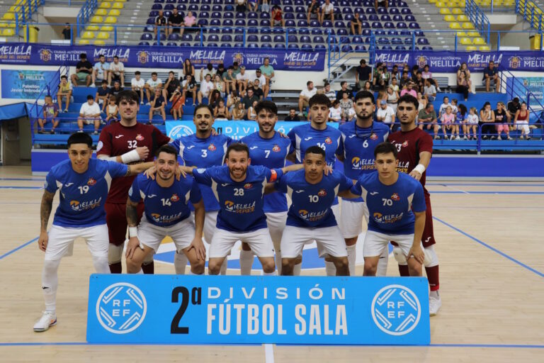 Equipo de fútbol sala Melistar posando en la cancha