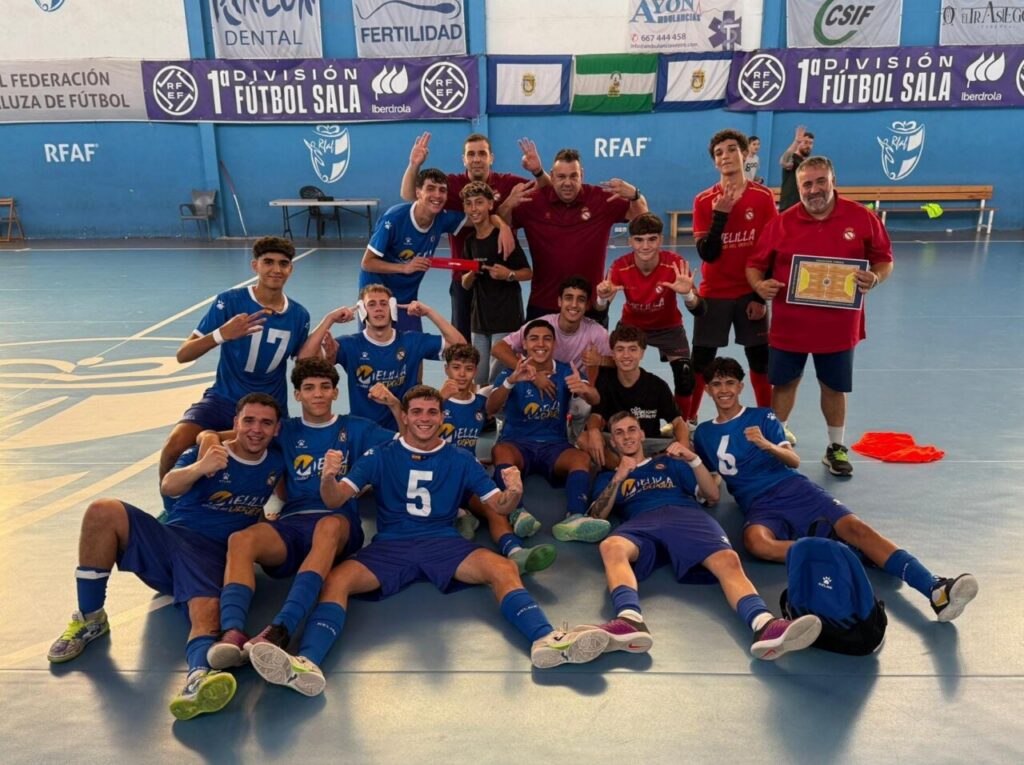 Jugadores del equipo de fútbol sala celebrando una victoria en el torneo