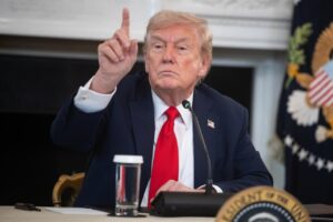 Donald Trump hablando sobre la liberación de rehenes en una reunión