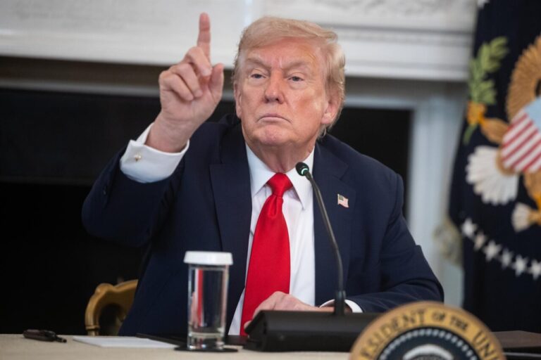 Donald Trump hablando sobre la liberación de rehenes en una reunión