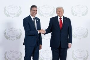 Trump y Sánchez estrechando manos durante la cumbre en Egipto