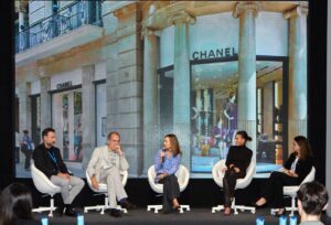 Panel de discusión en el Global Shopper Forum 2025 sobre turismo de compras.