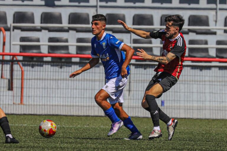 Jugadores de U.D. Melilla B y Atlético Porcuna en un partido de fútbol