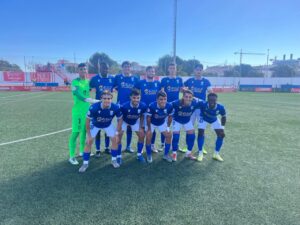 Jugadores del filial de U.D. Melilla en el campo de fútbol