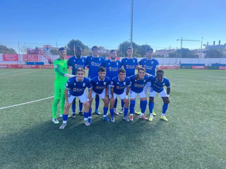 Jugadores del filial de U.D. Melilla en el campo de fútbol