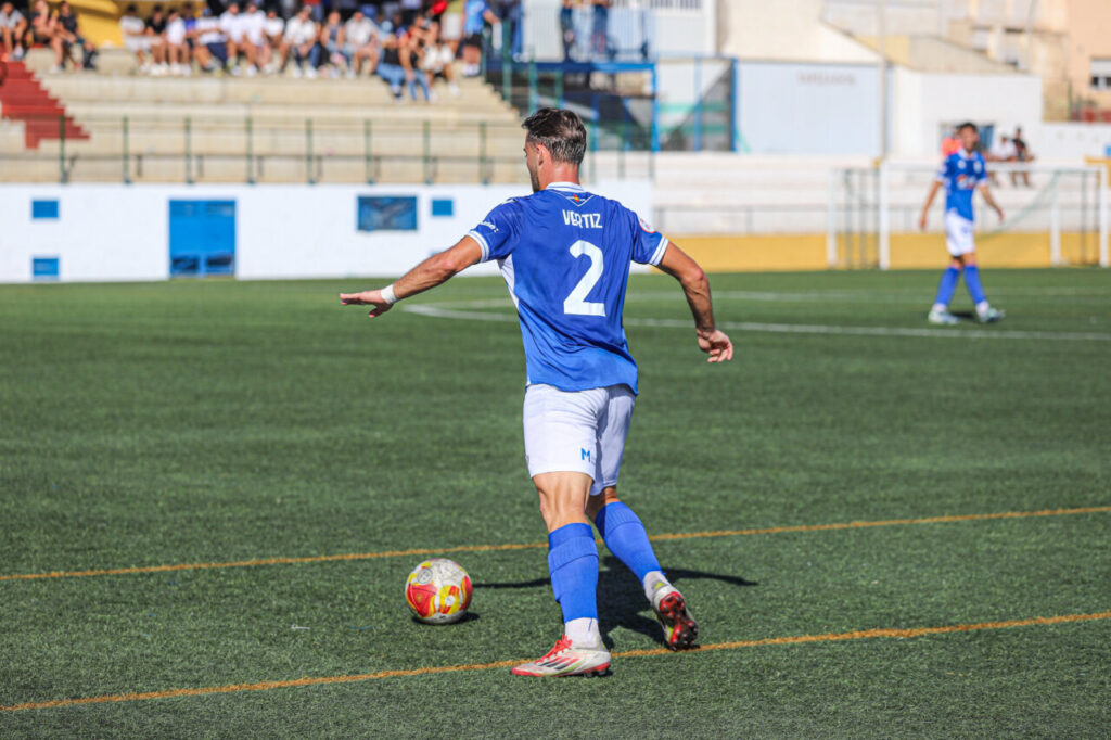 Jugador de la U.D. Melilla B en acción durante el partido contra el Atlético Porcuna