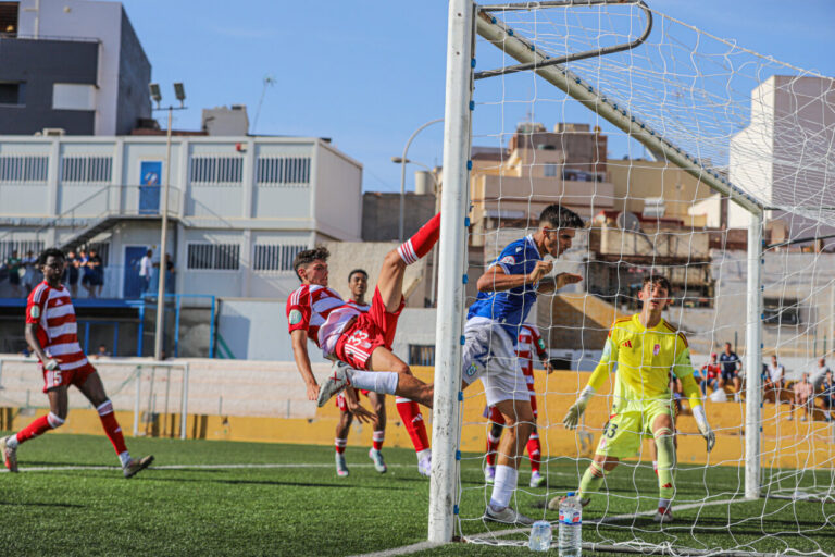 Jugadores de la U.D. Melilla B en un partido de fútbol