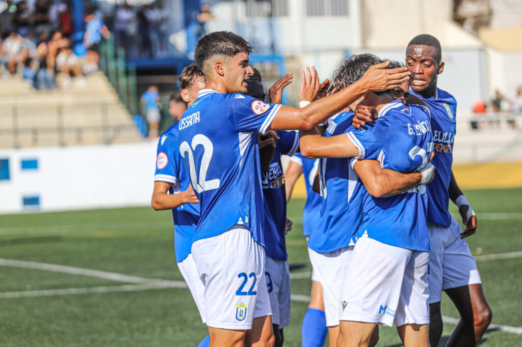 Jugadores de la U.D. Melilla B celebrando un gol en el partido