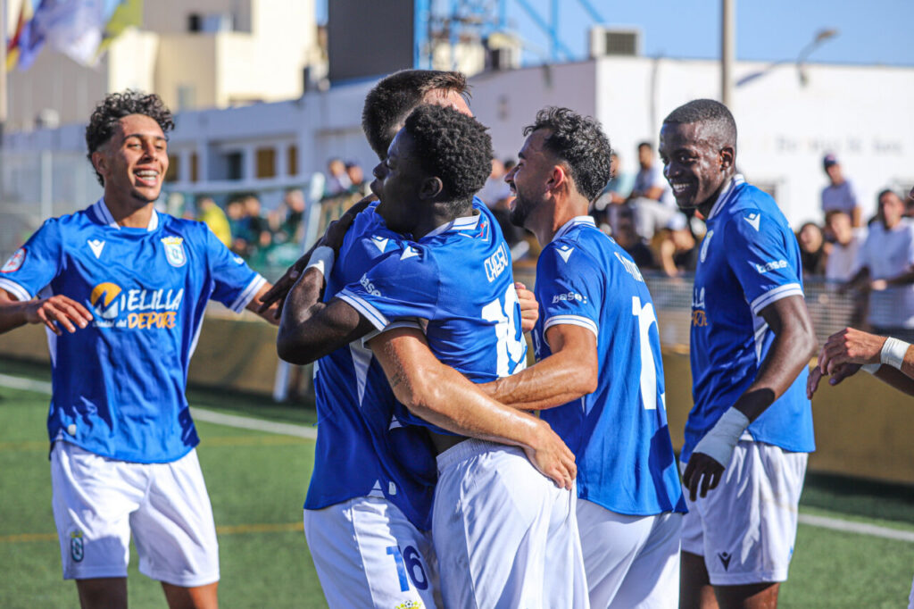 Jugadores de la U.D. Melilla B celebrando un gol en el partido