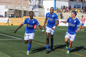 Jugadores de la U.D. Melilla B celebrando un gol en el partido