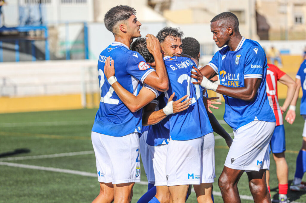 Jugadores de la U.D. Melilla B celebrando un gol en el partido contra el Atlético Porcuna