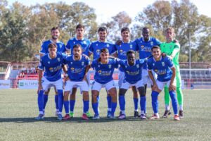 Equipo de fútbol U.D. Melilla B posando tras su victoria