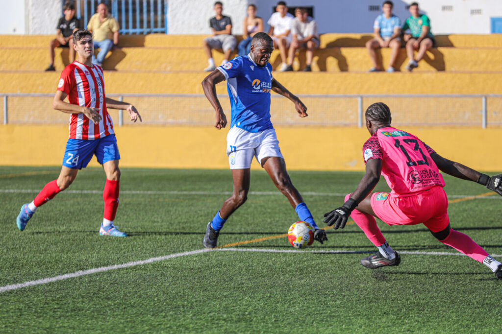 Jugadores de U.D. Melilla B en acción durante el partido contra Atlético Porcuna